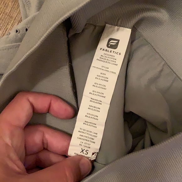 ✨HP✨ Fabletics Seamless High-Waisted Solid Capri - Picture 5 of 7